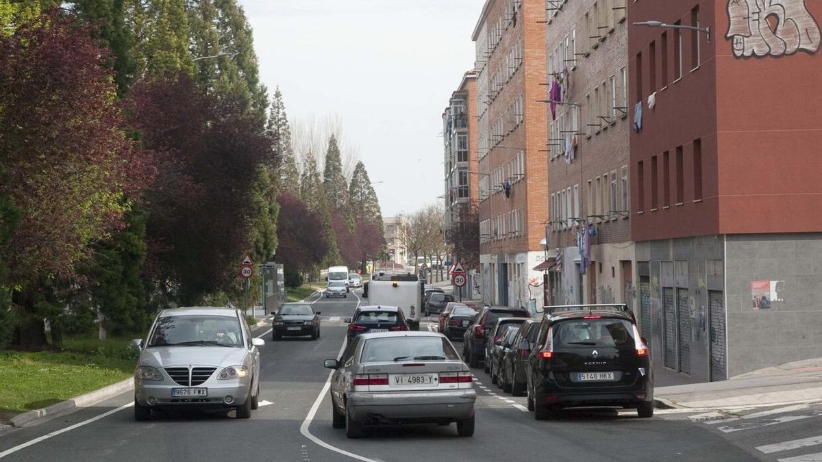 Coches por el barrio de Ariznabarra