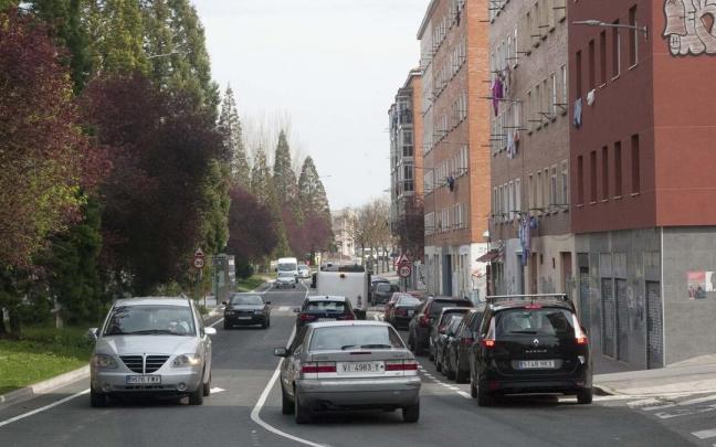 Coches por el barrio de Ariznabarra