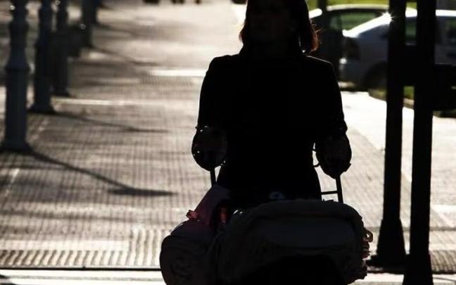 Una mujer pasea con un carrito de ni&ntilde;o en Donostia