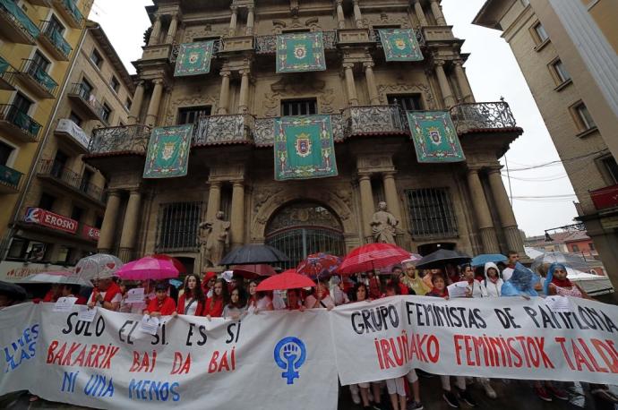 Concentración contra las agresiones sexistas en la plaza Consistorial en los Sanfermines de 2019.