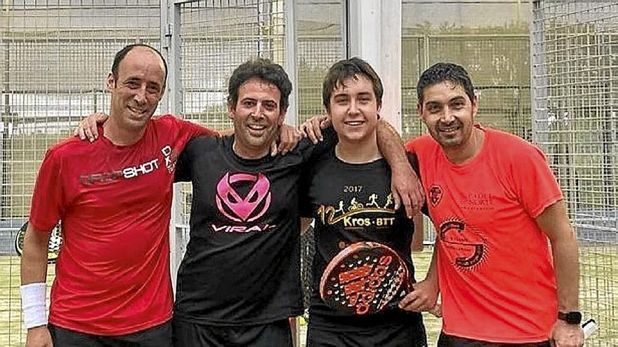 Otxoa, López, Gari Suárez y Raúl Hernanz posan en una pista de pádel.