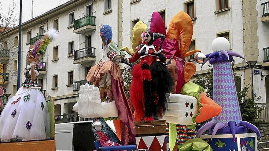 Una carroza en el desfile del año pasado. | FOTO: A.M.