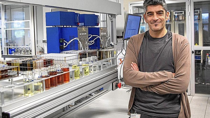 El director de Lubrication Management OCM, Adolfo Málaga, en las instalaciones del laboratorio de Eibar.