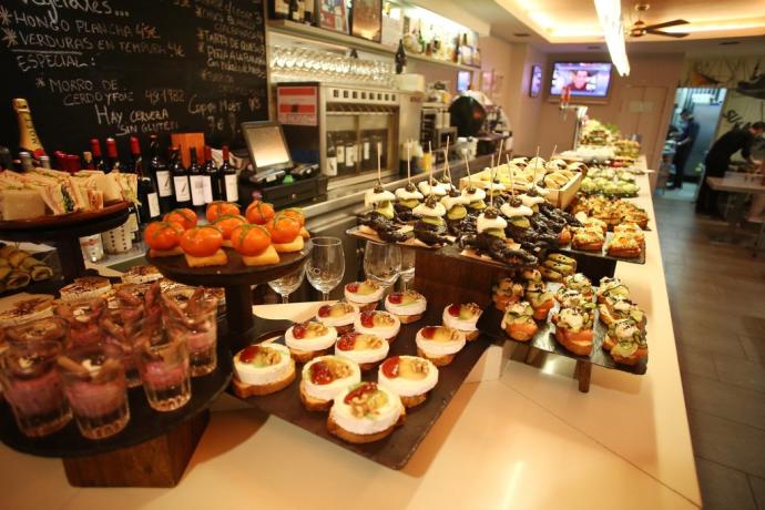 Una barra llena de pintxos en la Parte Vieja de Donostia.