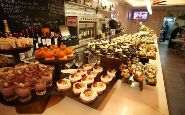 Una barra repleta de pintxos. Una barra repleta de pintxos.