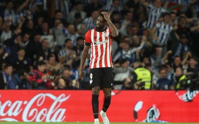 Iñaki Williams, muy discreto anoche, se lamenta mientras la grada celebra uno de los goles de la Real.