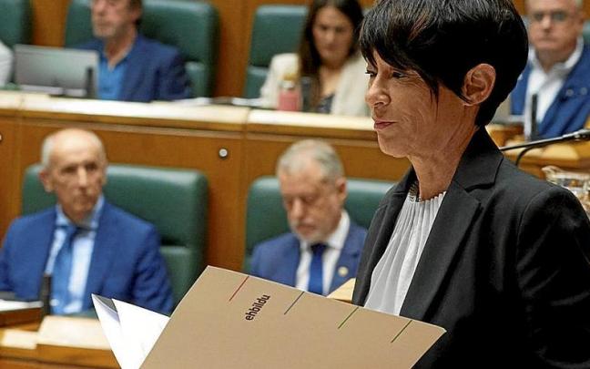 Maddalen Iriarte, durante el pleno del viernes en el que se debati&oacute; sobre la RGI. | FOTO: EFE