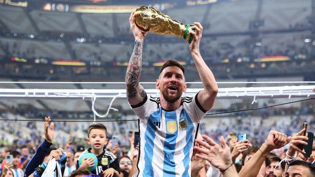 Leo Messi, con la copa de campeón del mundo.