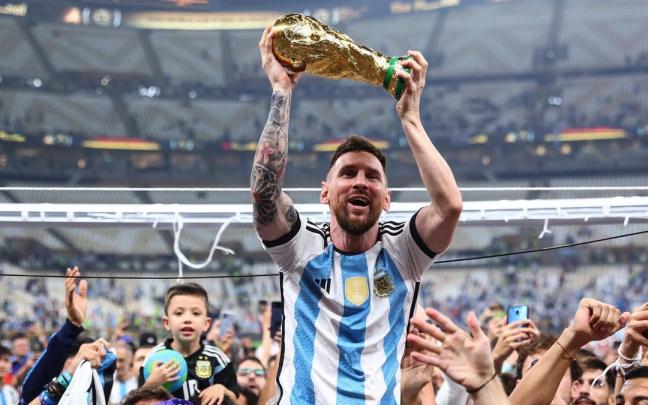 Leo Messi, con la copa de campeón del mundo.