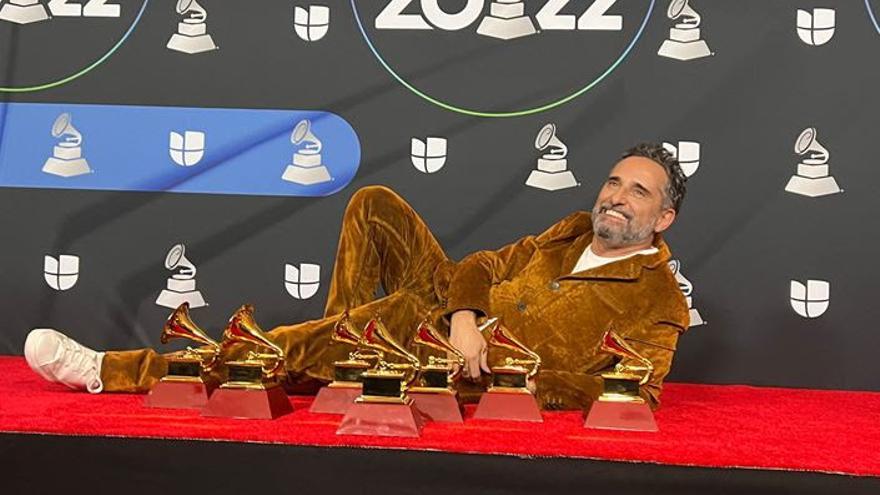 Jorge Drexler posa con sus Grammys.