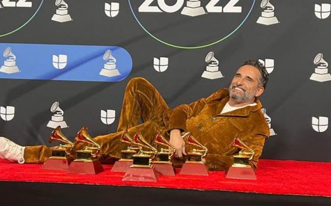 Jorge Drexler posa con sus Grammys.