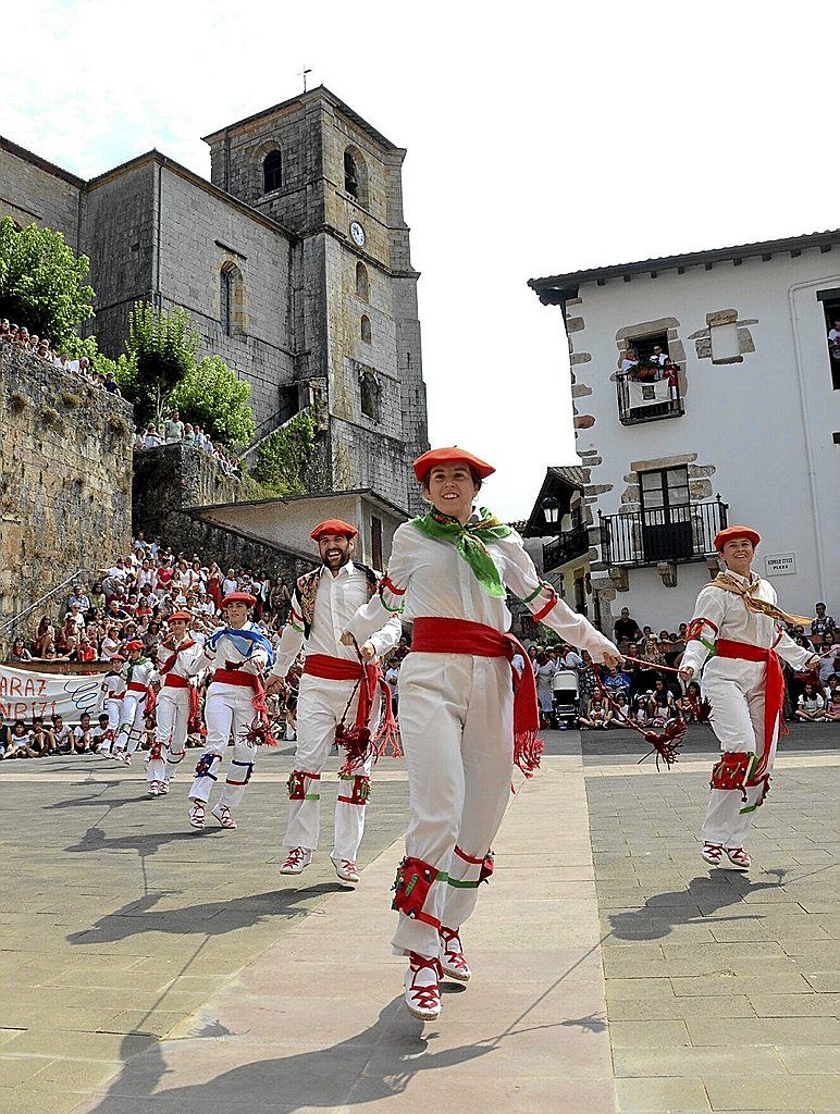 Ane Eltzaurdia capitaneando con brío la Bordondantza, con la iglesia de San Esteban al fondo.