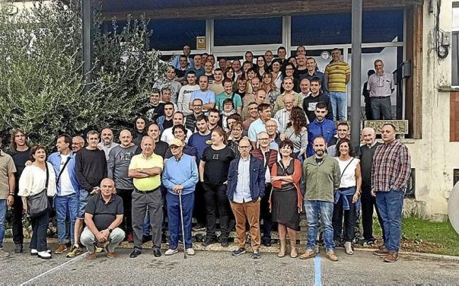 Trabajadores y extrabajadores de Embega posaron ayer en la inauguración del monolito, a la derecha, del 50 aniversario. Trabajadores y extrabajadores de Embega posaron ayer en la inauguración del monolito, a la derecha, del 50 aniversario.