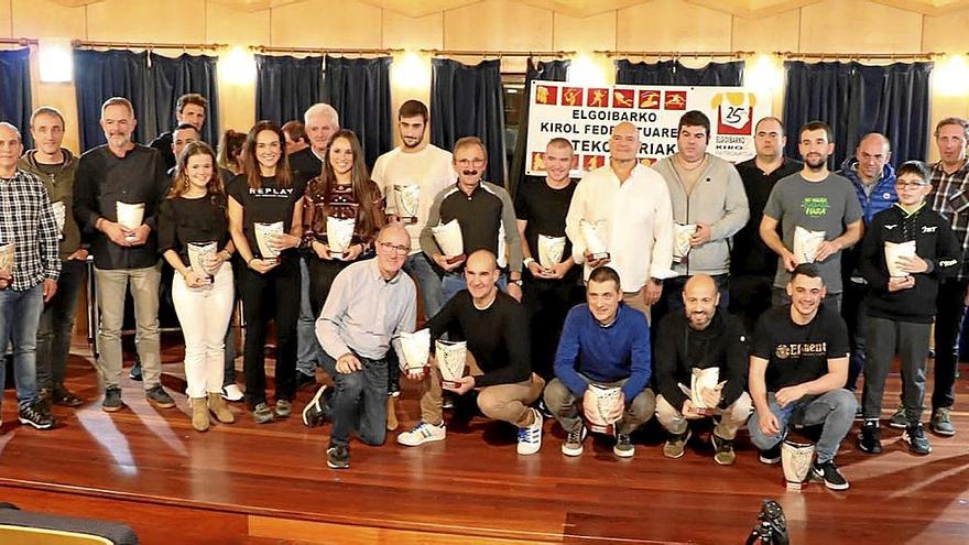 Premiados y premiadas en la gala que se celebró en el auditorio de la escuela de música y danza. | FOTO: N.G.