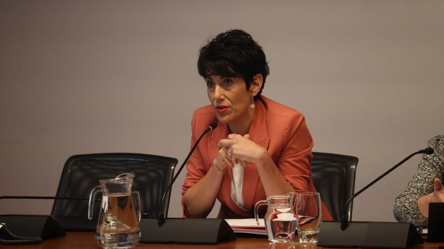 Elma Saiz, durante una comparecencia en el Parlamento foral.