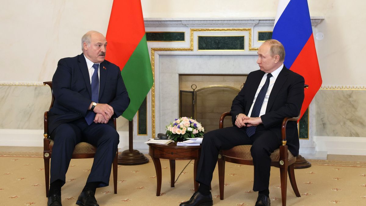 Alexander Lukashenko en una reunión con Vladimir Putin.