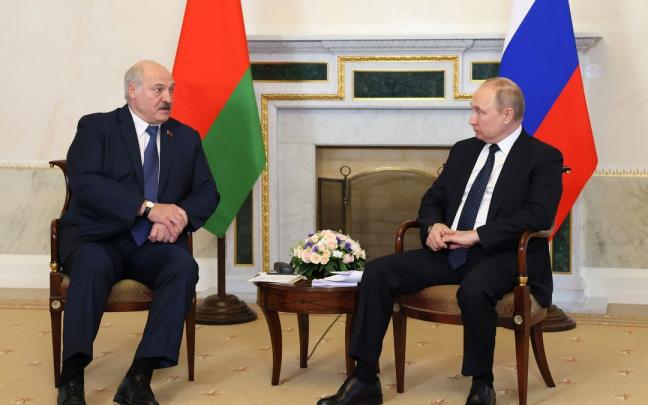 Alexander Lukashenko en una reunión con Vladimir Putin. Alexander Lukashenko en una reunión con Vladimir Putin.