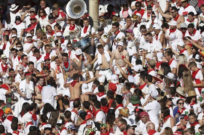 Ambiente en el tendido de sol durante la corrida del día 14 de 2019 con toros de la ganadería de Miura.