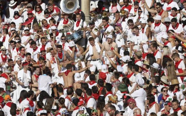 Ambiente en el tendido de sol durante la corrida del día 14 de 2019 con toros de la ganadería de Miura. Ambiente en el tendido de sol durante la corrida del día 14 de 2019 con toros de la ganadería de Miura.
