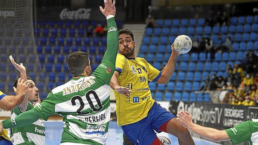 El bidasotarra Rodrigo Salinas, durante un partido en Pamplona.