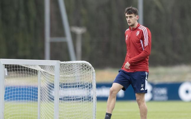 Aimar Oroz, autor del gol de la victoria en Liga contra el Sevilla en El Sadar, durante el entrenamiento de ayer en Tajonar. Aimar Oroz, autor del gol de la victoria en Liga contra el Sevilla en El Sadar, durante el entrenamiento de ayer en Tajonar.