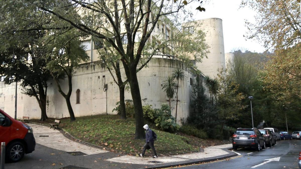 Imagen del edificio entre las calles Julio Urkixo y Juan Carlos Guerra, un posible lugar para albergar una casa de cultura en Bidebieta.