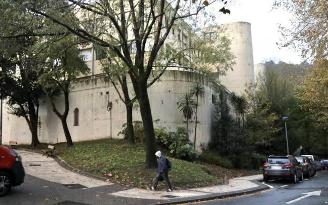 Imagen del edificio entre las calles Julio Urkixo y Juan Carlos Guerra, un posible lugar para albergar una casa de cultura en Bidebieta.