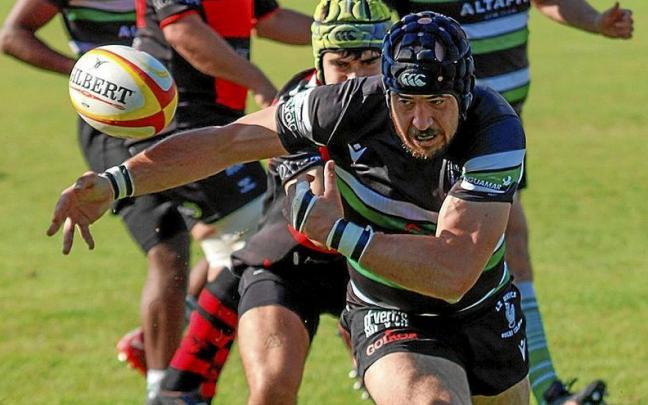 Un jugador de La Única realiza un pase.