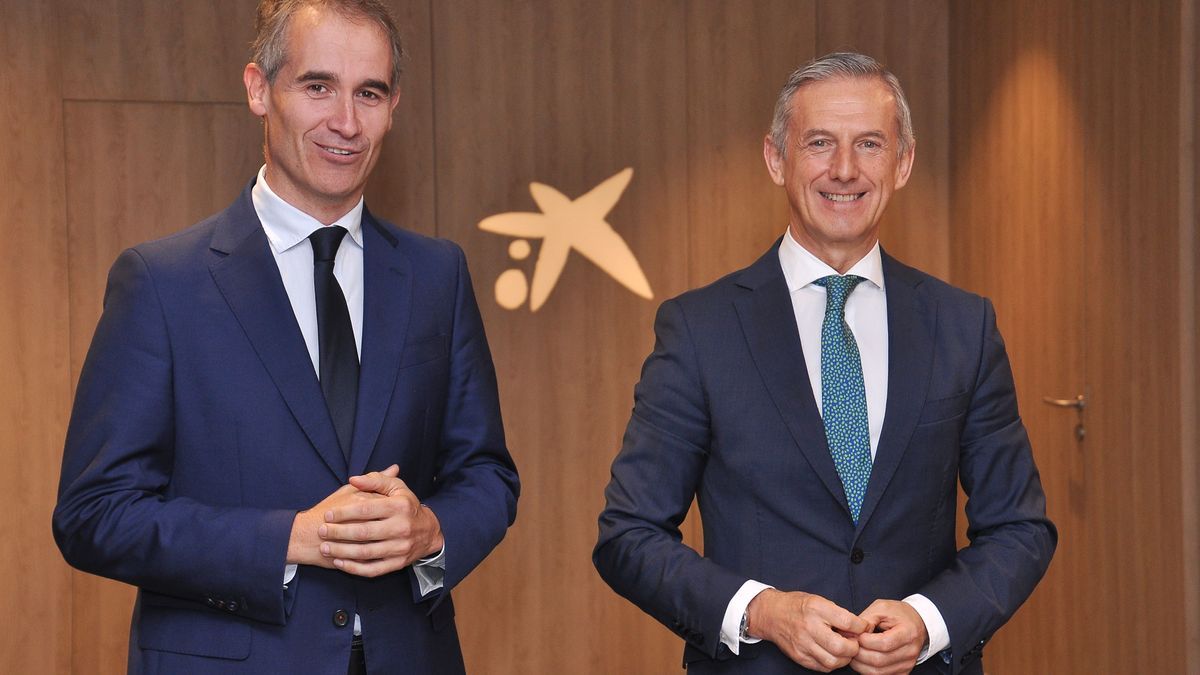 El director territorial norte de CaixaBank, Pedro Badiola, y el director general de Elkargi, Zenón Vázquez.