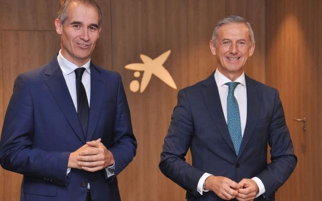 El director territorial norte de CaixaBank, Pedro Badiola, y el director general de Elkargi, Zenón Vázquez. El director territorial norte de CaixaBank, Pedro Badiola, y el director general de Elkargi, Zenón Vázquez.