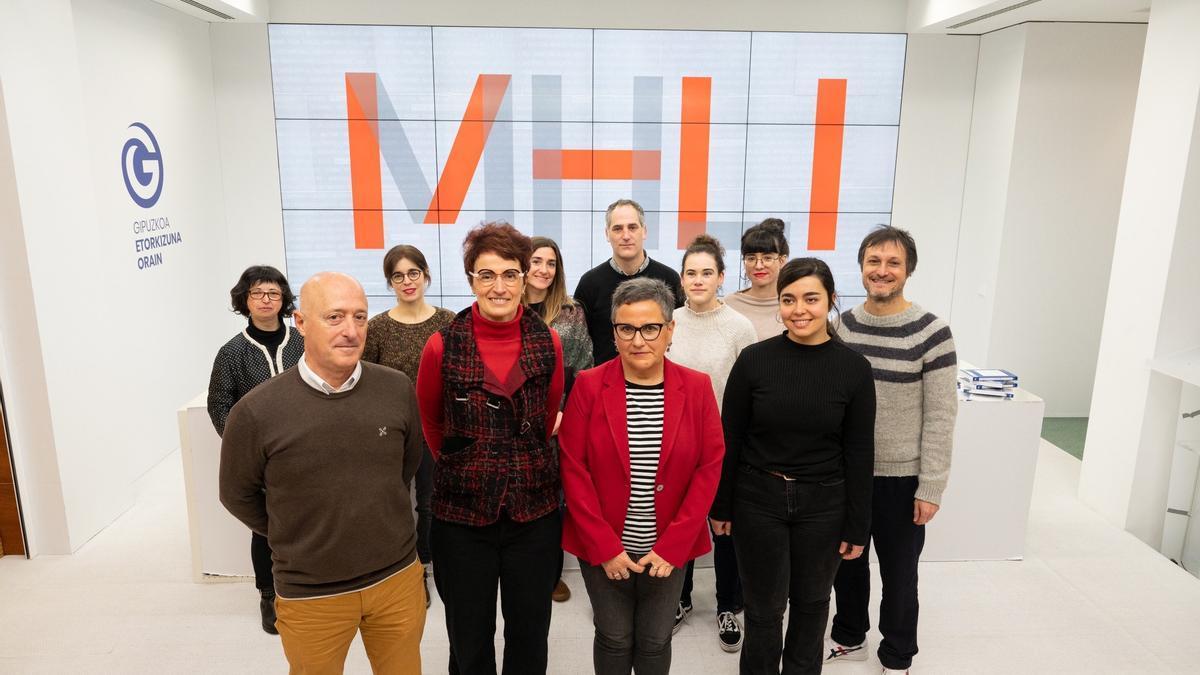 El equipo de investigación MHLI de la UPV-EHU, junto a la diputada de Cultura, Maria Jose Tellería, en la presentación de este viernes.