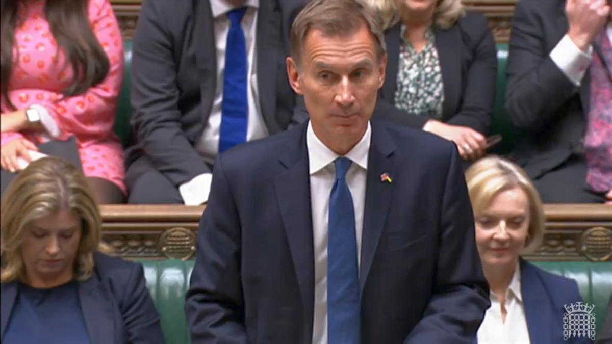 El ministro de Finanzas, Jeremy Hunt, en un primer plano por delante de la ‘premier’, Liz Truss.