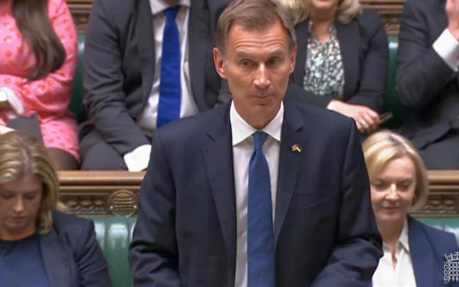 El ministro de Finanzas, Jeremy Hunt, en un primer plano por delante de la ‘premier’, Liz Truss.