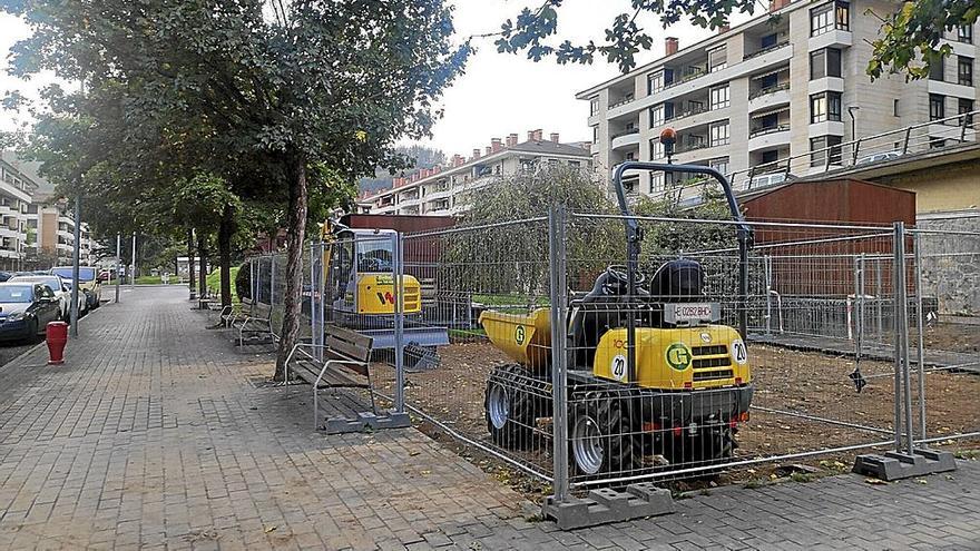 Zona de Trenbidearen Zumardia en la que se está habilitando el parque biosaludable. | FOTO: N.G.