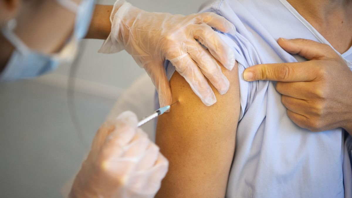 Una sanitaria inocula una vacuna contra el coronavirus
