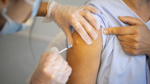 Una sanitaria inocula una vacuna contra el coronavirus