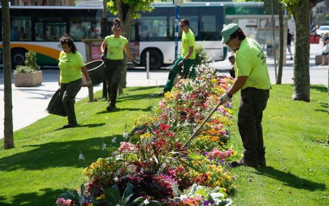 Jardineros municipales arreglando los parterres de los jardines en vísperas de San Fermín. Jardineros municipales arreglando los parterres de los jardines en vísperas de San Fermín.