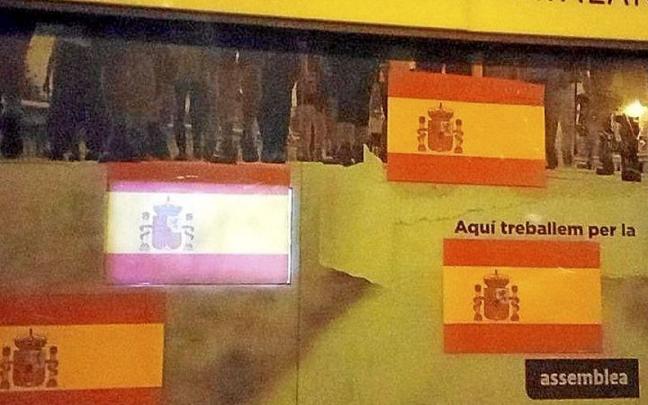 La sede la ANC amaneció ayer atacada y con rojigualdas. | FOTO: E. PRESS La sede la ANC amaneció ayer atacada y con rojigualdas. | FOTO: E. PRESS