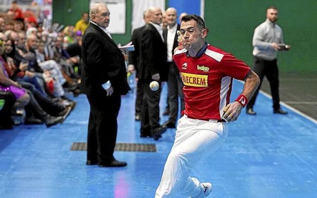 Erik Jaka se dispone a golpear con la derecha en la contracancha del frontón de Tolosa, repleto de aficionados disfrazados. Erik Jaka se dispone a golpear con la derecha en la contracancha del frontón de Tolosa, repleto de aficionados disfrazados.