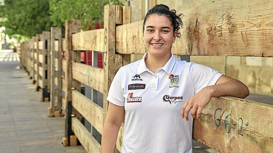 La chilena Valeska Lovera, apoyada en el vallado de la calle Mayor de Villava-Atarrabia, localidad que estos días celebra sus fiestas.