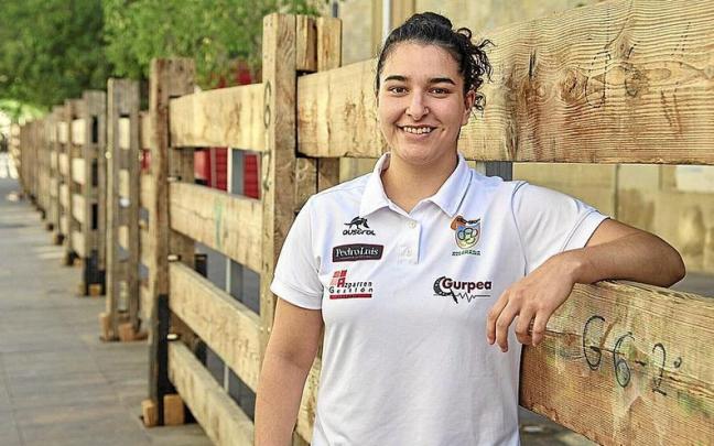 La chilena Valeska Lovera, apoyada en el vallado de la calle Mayor de Villava-Atarrabia, localidad que estos días celebra sus fiestas.