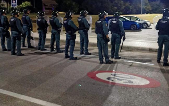 Dieciocho detenidos en un macrobotellón con 600 personas en Noja Dieciocho detenidos en un macrobotellón con 600 personas en Noja