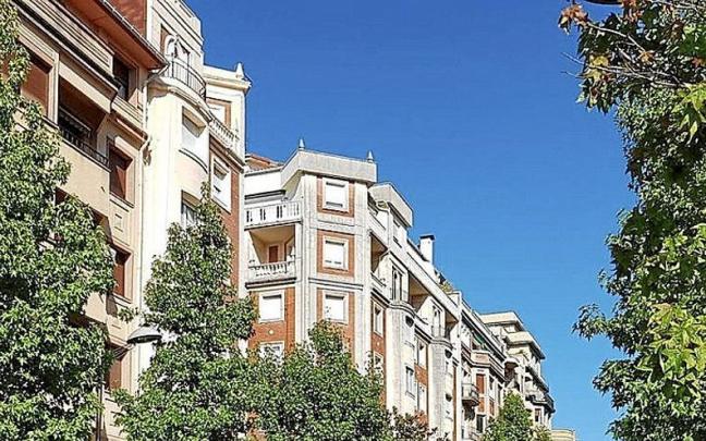 Uno de los colapsos de tráfico en el paseo Colón, este agosto. | FOTO: N.G. Uno de los colapsos de tráfico en el paseo Colón, este agosto. | FOTO: N.G.