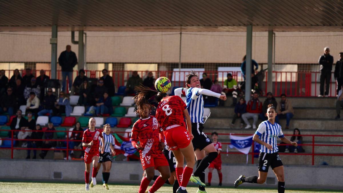 Míriam no puede despejar un balón dentro del área