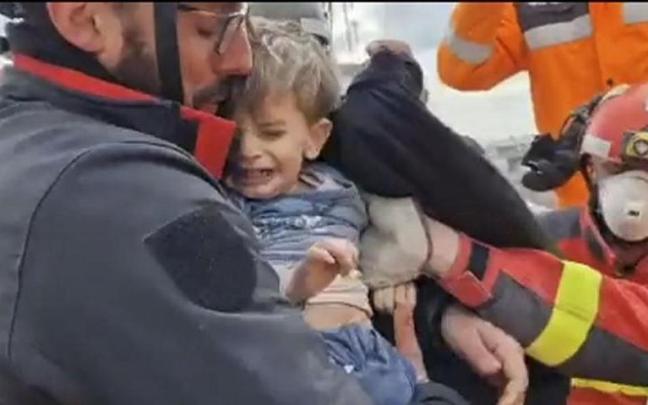 Efectivos de la UME rescatan con vida a dos niños y a su madre en Turquía