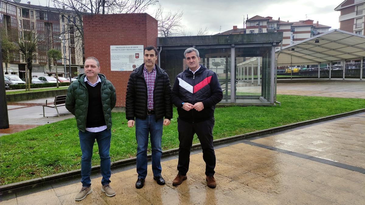 Zigor Marcos, Miguel A. Gómez y J. Andrés Iragorri, en la ubicación elegida para el parking de bicis.