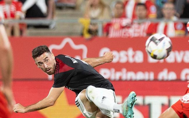 Barja golpea el balón para anotar su golazo ante el Girona.