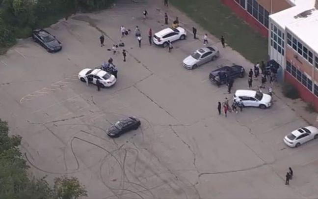 La polic&iacute;a desplegada en el instituto donde se ha producido el tiroteo.