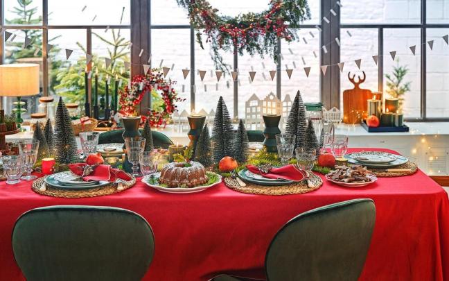 Mesa navide&ntilde;a decorada en tonos rojo y verde.