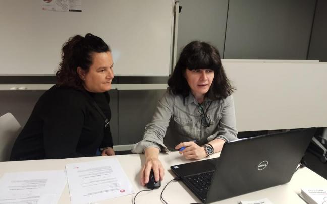 Una de las usuarios, Marian Saneiro, en el punto de ayuda digital de Rekalde Una de las usuarios, Marian Saneiro, en el punto de ayuda digital de Rekalde
